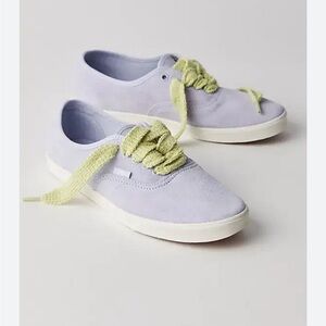 𝓥𝓐𝓝𝓢 Lowpro Lavender Sneakers with Lime Green Laces